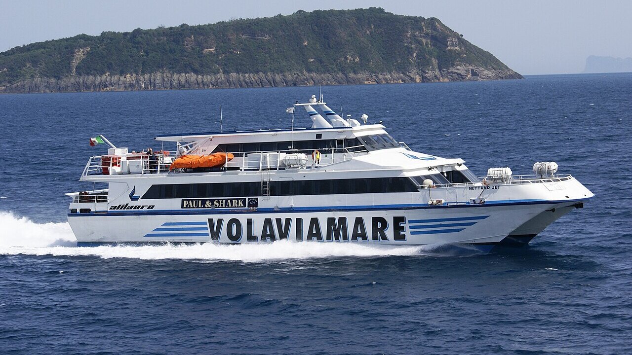 Golfo di Napoli, tariffe dei trasporti marittimi su del 5,8%: esclusi residenti e pendolari